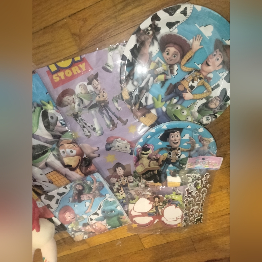 Toy Story Birthday Party Supplies Decorations Set NWT - Picture 3 of 3